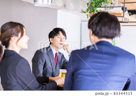 飲み会をする男女のビジネスパーソン 83344515