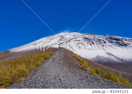 （静岡県）富士山・宝永火口・カラマツの紅葉と雪化粧した山頂 83345131
