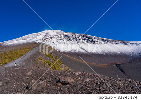 （静岡県）富士山・宝永火口・カラマツの紅葉と雪化粧した山頂 83345174