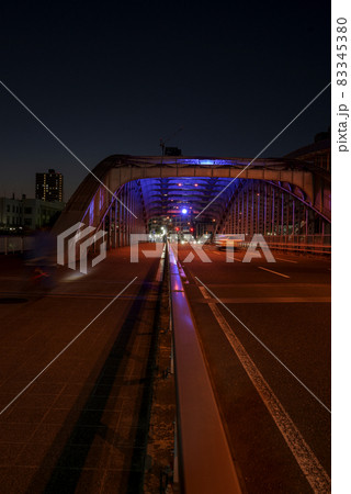 大阪・ライトアップされた桜宮橋、通称銀橋 83345380