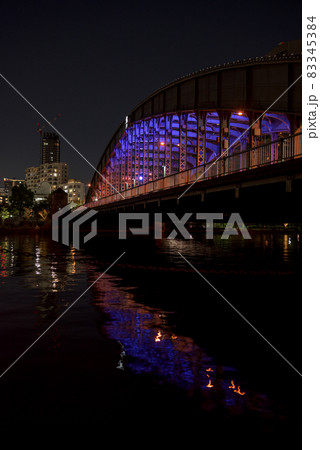 大阪・ライトアップされた桜宮橋、通称銀橋 83345384