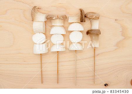 エリンギ バーベキュー用に串に刺したキノコ エリンギ バーベキュー用に串に刺したキノコ 83345430