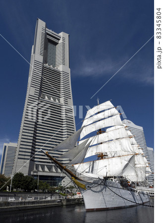 横浜・みなとみらいに係留展示されている、帆船日本丸の総帆展帆 83345804
