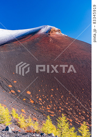 (静岡県)富士山 宝永山に冠雪 (静岡県)富士山 宝永山に冠雪 83345919