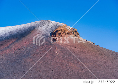 （静岡県）富士山　宝永山に冠雪 83345922