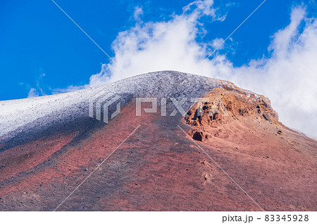 （静岡県）富士山　宝永山に冠雪 83345928