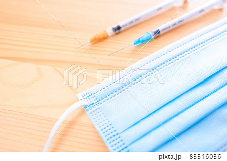 注射器とサージカルマスク　　日本の新型コロナウイルス感染防止　感染拡大防止　克服 83346036