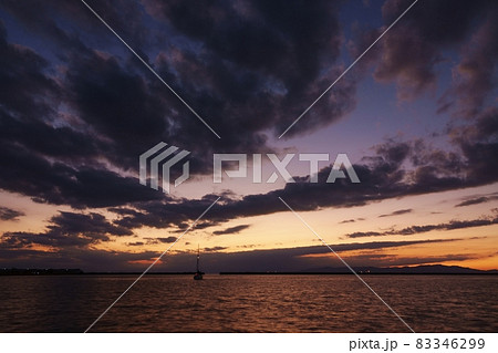 海岸の夕景・秋 83346299