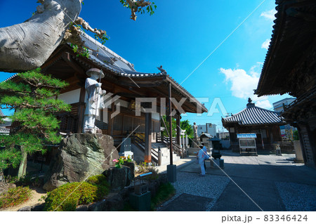 【四国八十八ヶ所】第十六番　阿波観音寺の本堂とお遍路さん　徳島県徳島市 83346424