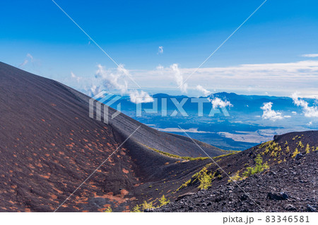 (静岡県)富士山・宝永火口縁から下界を見る (静岡県)富士山・宝永火口縁から下界を見る 83346581