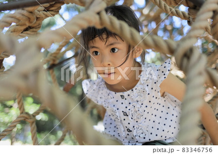 綱渡りで遊ぶ女子小学生 (6歳) 83346756