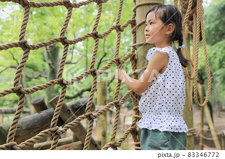 綱渡りで遊ぶ女子小学生 (6歳) 83346772