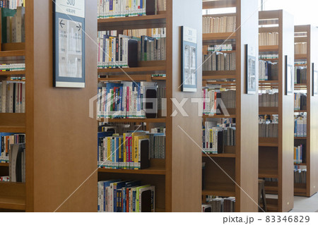 本棚 書籍 図書館 83346829