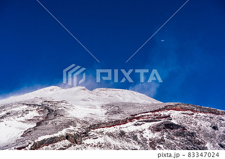 (静岡県)富士山・宝永火口縁から望む、雪化粧した山頂 (静岡県)富士山・宝永火口縁から望む、雪化粧した山頂 83347024