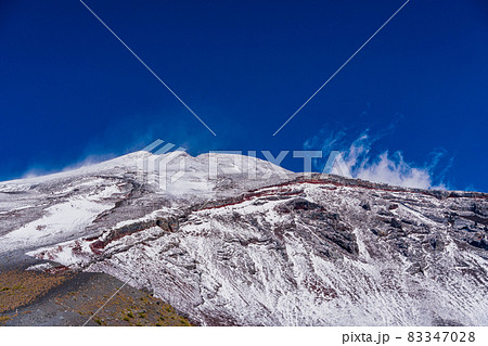 (静岡県)富士山・宝永火口縁から望む、雪化粧した山頂 (静岡県)富士山・宝永火口縁から望む、雪化粧した山頂 83347028
