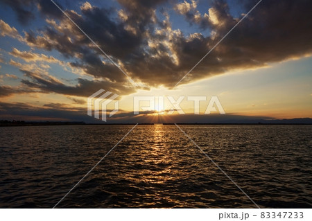 海岸から見た秋の夕景 83347233
