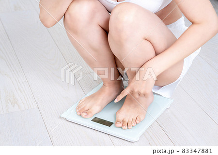 トレーニングウェアで体重を計る女性【パーツカット】 トレーニングウェアで体重を計る女性【パーツカット】 83347881