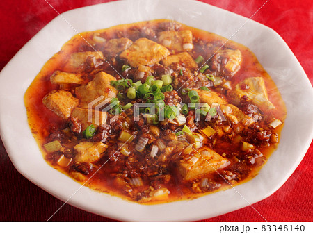 料理写真 麻婆豆腐 八角シューマイ皿 赤バック 湯気 料理写真 麻婆豆腐 八角シューマイ皿 赤バック 湯気 83348140
