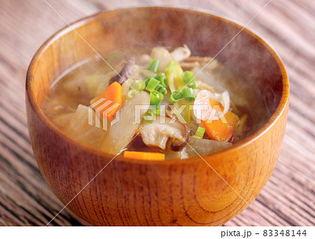 料理写真　豚汁　アップ　木目テーブル　湯気 83348144