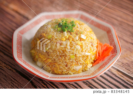 料理写真　炒飯　木目テーブル　湯気 83348145