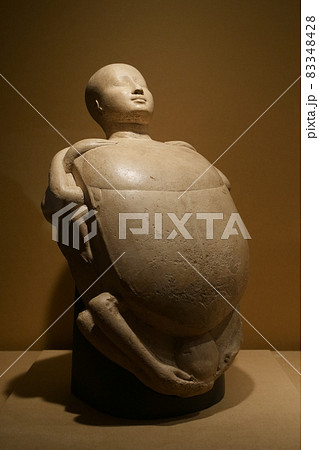 考古学出土品、写真　人間の姿からスカラベの姿に変わって朝に上空に太陽を持ち上げる原初の神プタハ 83348428