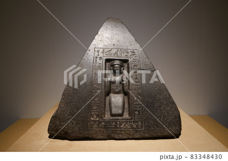 考古学発掘、写真　古代エジプトのピラミディオンの頂上に飾られた高級官僚の記念碑 83348430