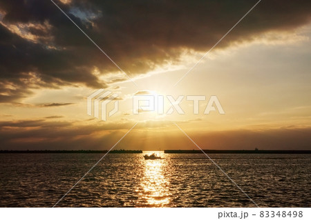 夕照の海に重なる船 夕照の海に重なる船 83348498