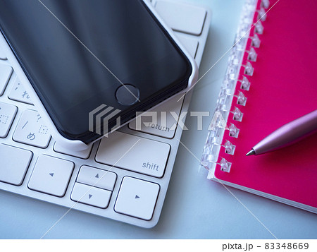 ビジネスイメージ・手帳・PC・スマホ・女性 83348669