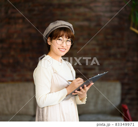 働く女性　確認作業中 83349971