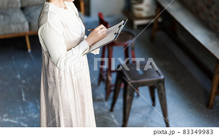 働く女性　確認作業中 83349983