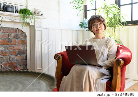 パソコンを操作する若い女性 パソコンを操作する若い女性 83349999