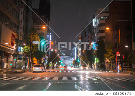《東京都》神田駅周辺・雨天の街並み 83350379