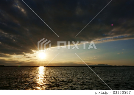 海岸から見た秋の夕景 83350597