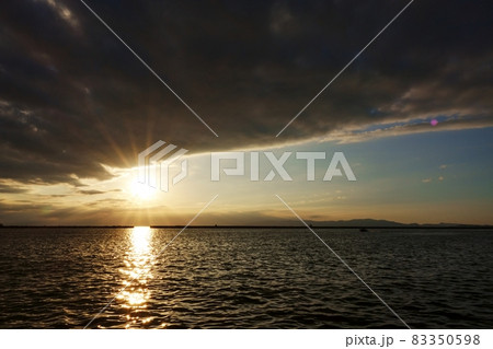 海岸から見た秋の夕景 83350598
