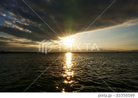 海岸から見た秋の夕景 83350599