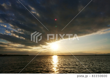 海岸から見た秋の夕景 83350600