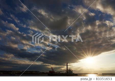 秋の夕景とクレーン船 83351653