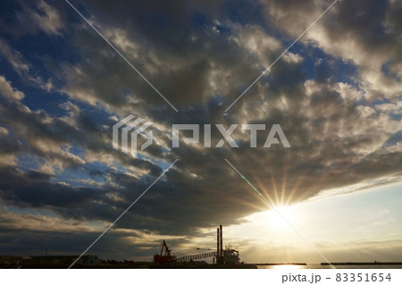 秋の夕景とクレーン船 83351654