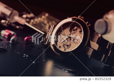 women wrist watch with cracked glass women wrist watch with cracked glass 83352329