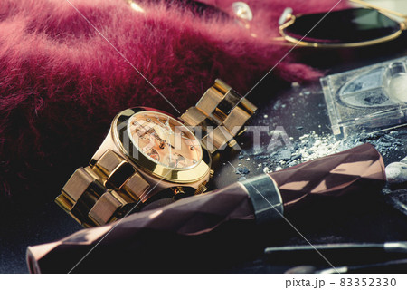women wrist watch with cracked glass 83352330