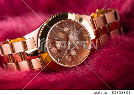 women wrist watch with cracked glass 83352331