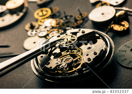 many parts of mechanical wristwatch 83352337