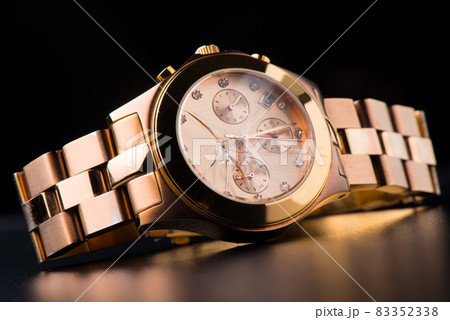 women wrist watch with cracked glass 83352338