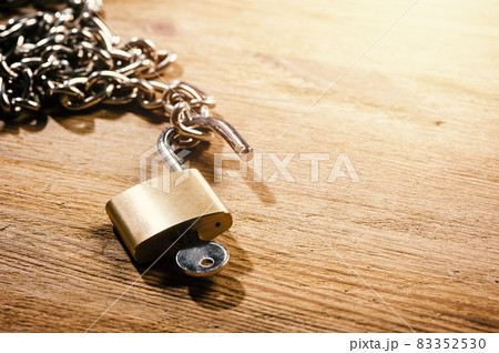 chain and padlock 83352530
