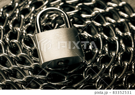 chain and padlock 83352531