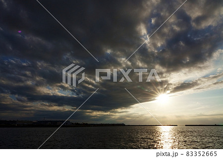 秋の夕景・射し始めた夕陽 秋の夕景・射し始めた夕陽 83352665