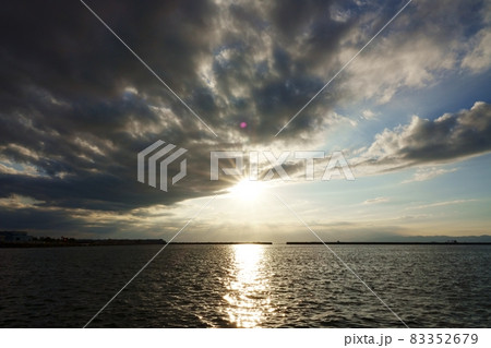 秋の夕景・射し始めた夕陽 秋の夕景・射し始めた夕陽 83352679