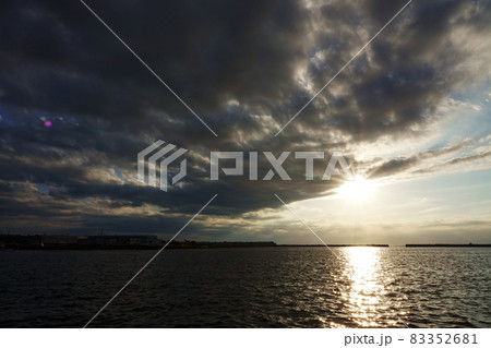 秋の夕景・射し始めた夕陽 秋の夕景・射し始めた夕陽 83352681