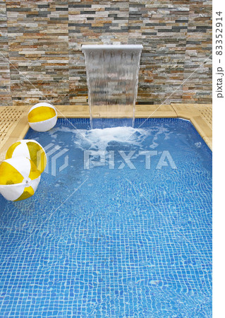 Swimming pool 83352914