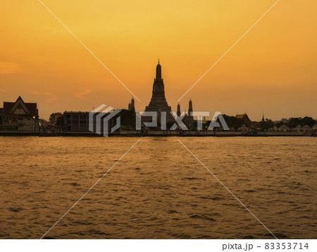 タイ・バンコク ワットアルン(暁の寺) 夕景 Wat Arun, Bangkok, Thailand タイ・バンコク ワットアルン(暁の寺) 夕景 Wat Arun, Bangkok, Thailand 83353714